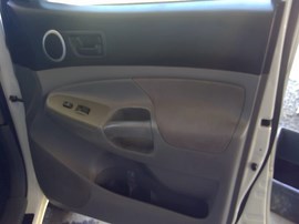 2006 TOYOTA TACOMA, WHITE, SR5, PRE-RUNNER, CREW CAB, 4.0L, AT, 2WD.  Z26370